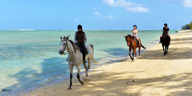Secluded horse riding on the riambel beach (3)